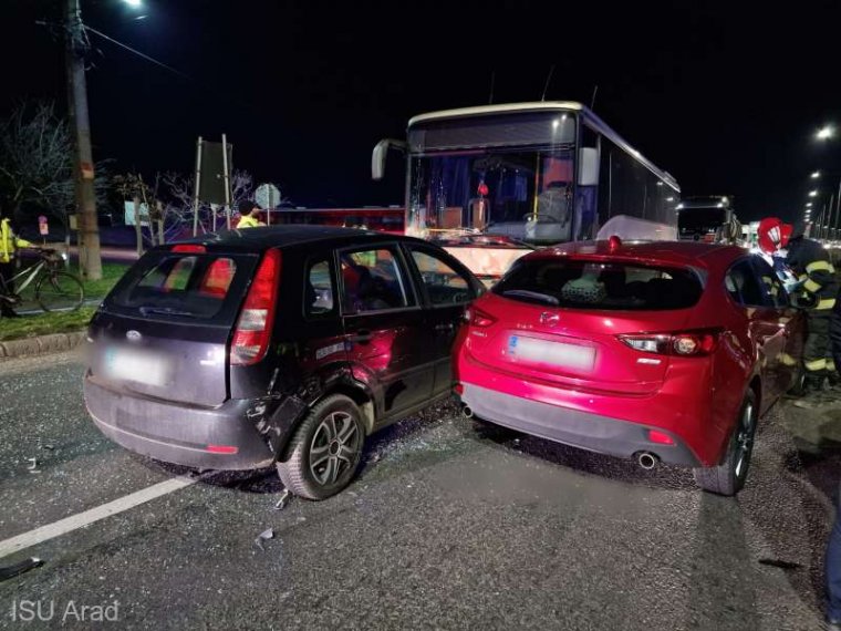 Busz és két személygépkocsi ütközött Aradon