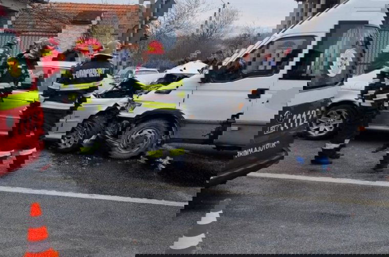 Gyerekeket szállító kisbusz és személygépkocsi ütközött Bihar megyében