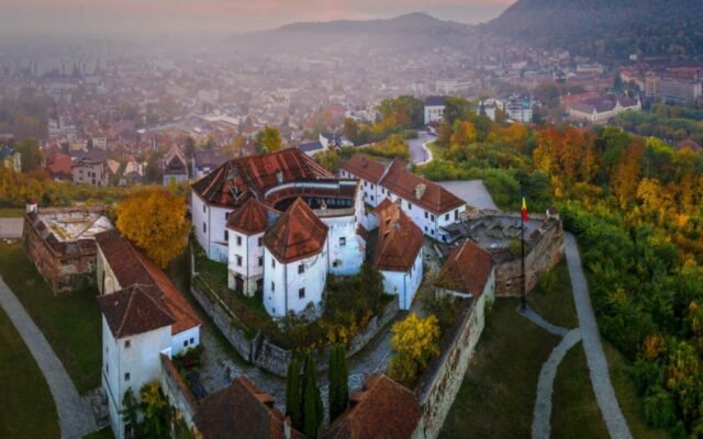 „Brassó fellegvára a brassóiaké” – A bukaresti kormány átengedte az erődítményt a Cenk alatti városnak