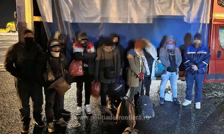 Ismét több tucatnyi, teherautóba rejtőzött migránst fogtak el a magyar-román határon