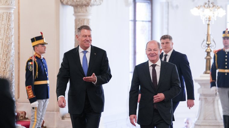 Scholz Bukarestben: Románia a schengeni csatlakozás minden feltételét teljesítette, Németország támogatja a felvételét