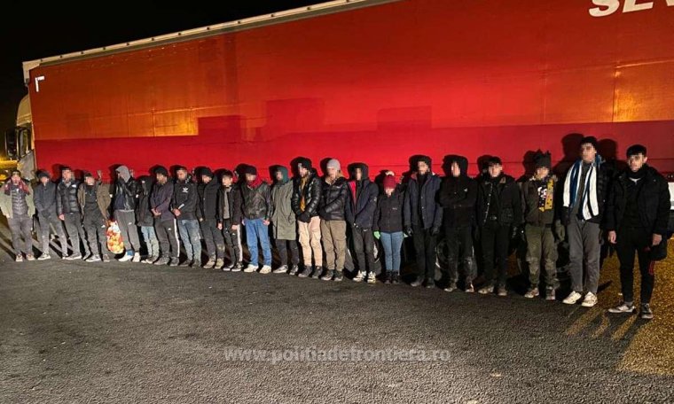 Több mint száz afrikai és ázsiai migráns rejtőzködött négy kamionban, Nagylaknál buktak le