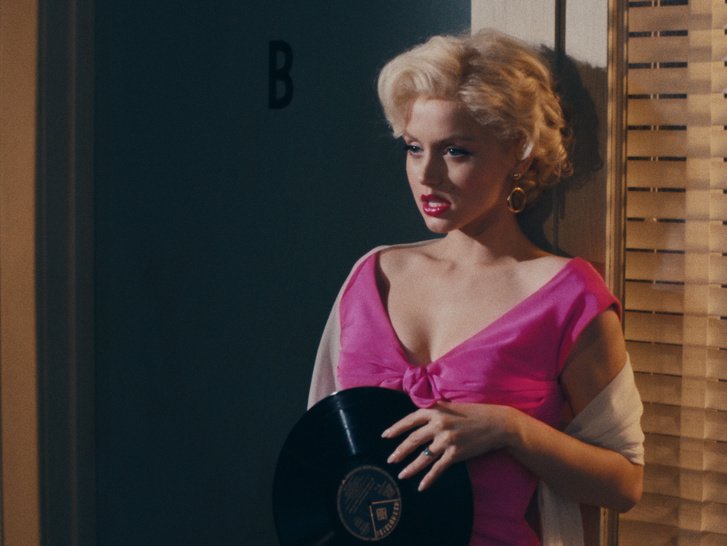 Az Ana de Armas főszereplésével Marylin Monroe-ról készített Szöszi című filmnek ítélték idén a legrosszabb filmnek járó Arany Málna-díjat •  Fotó: Netflix