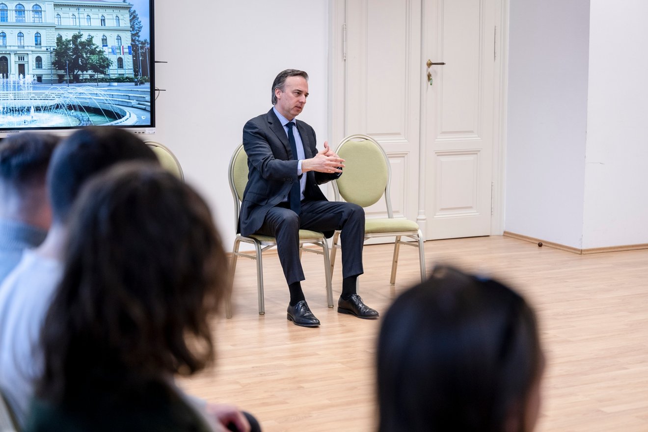 •  Fotó: Facebook/US Embassy Budapest