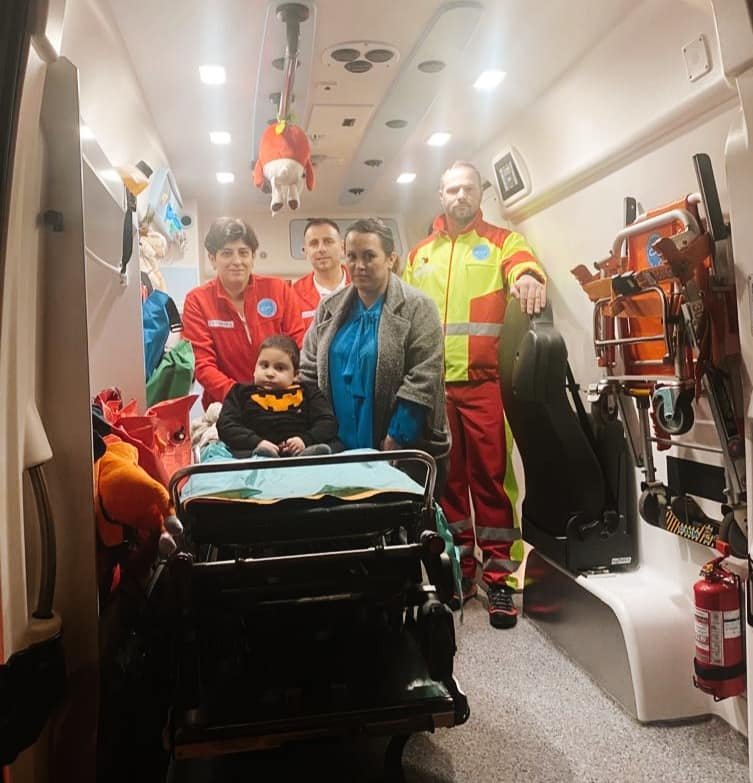 Életmentő kezelésekre viszik a kis pácienseket •  Fotó: Facebook/Serviciul de Ambulanță Vincențian pentru Copii