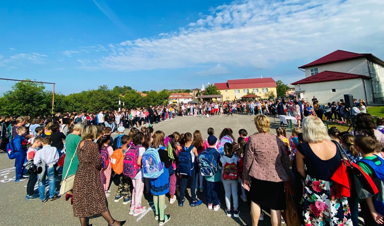 Van kit oktatni. Az ippi általános iskola 2022-es tanévnyitója •  Fotó: Facebook/Școala Gimnazială Ip