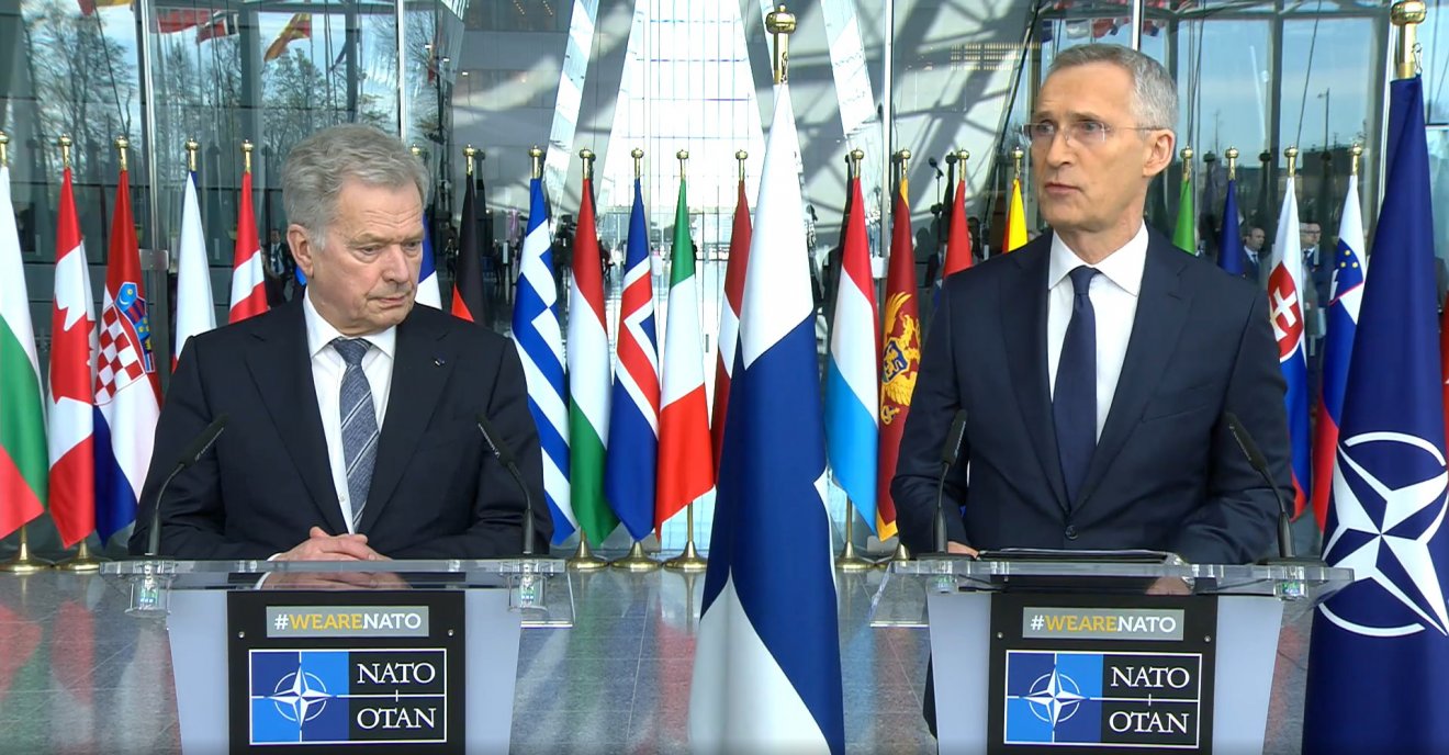 Bővülő védelem. Sauli Niinistö finn elnök és Jens Stoltenberg NATO-főtitkár Brüsszelben, a finn tagság hivatalossá válása után •  Fotó: NATO.int