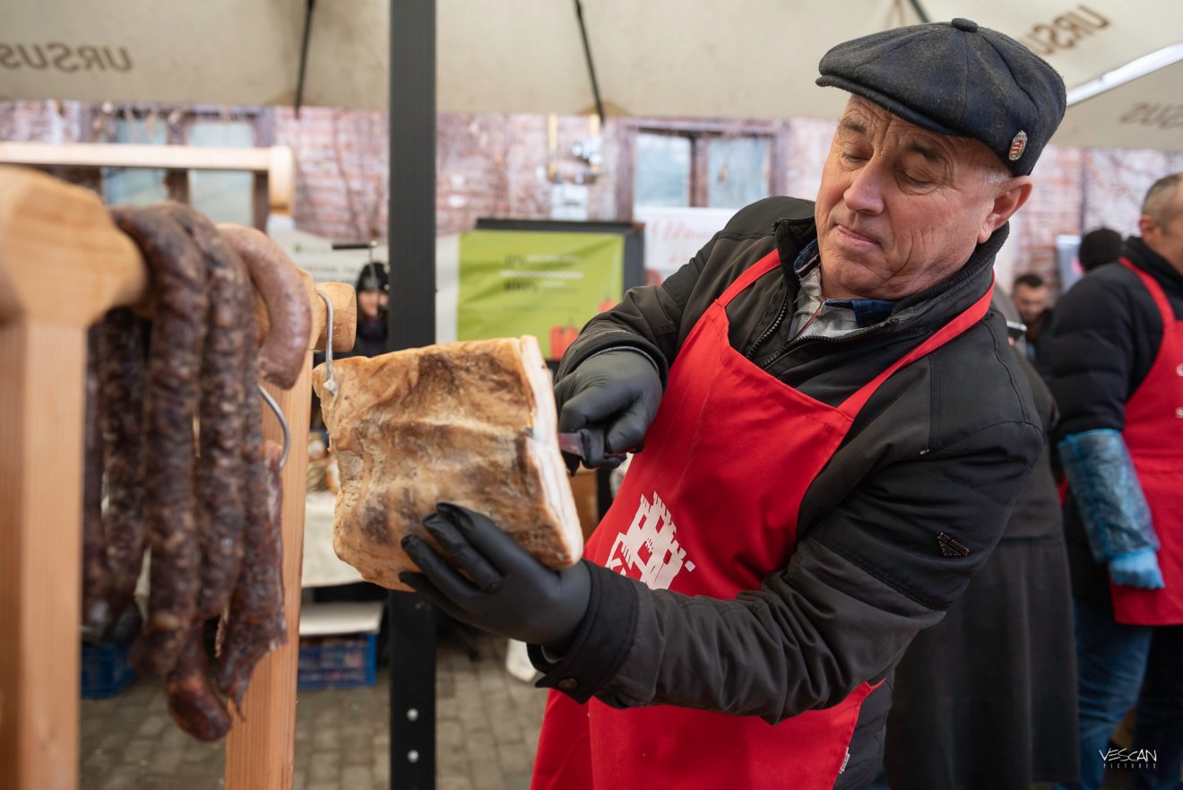 Szem-szájnak ingere. Nemcsak különféle szalonnákat, de házi készítésű sonkákat, kolbászokat is felsorakoztatott a hat erdélyi településen tartott Szalonnafeszt •  Fotó: Cristi Vescan