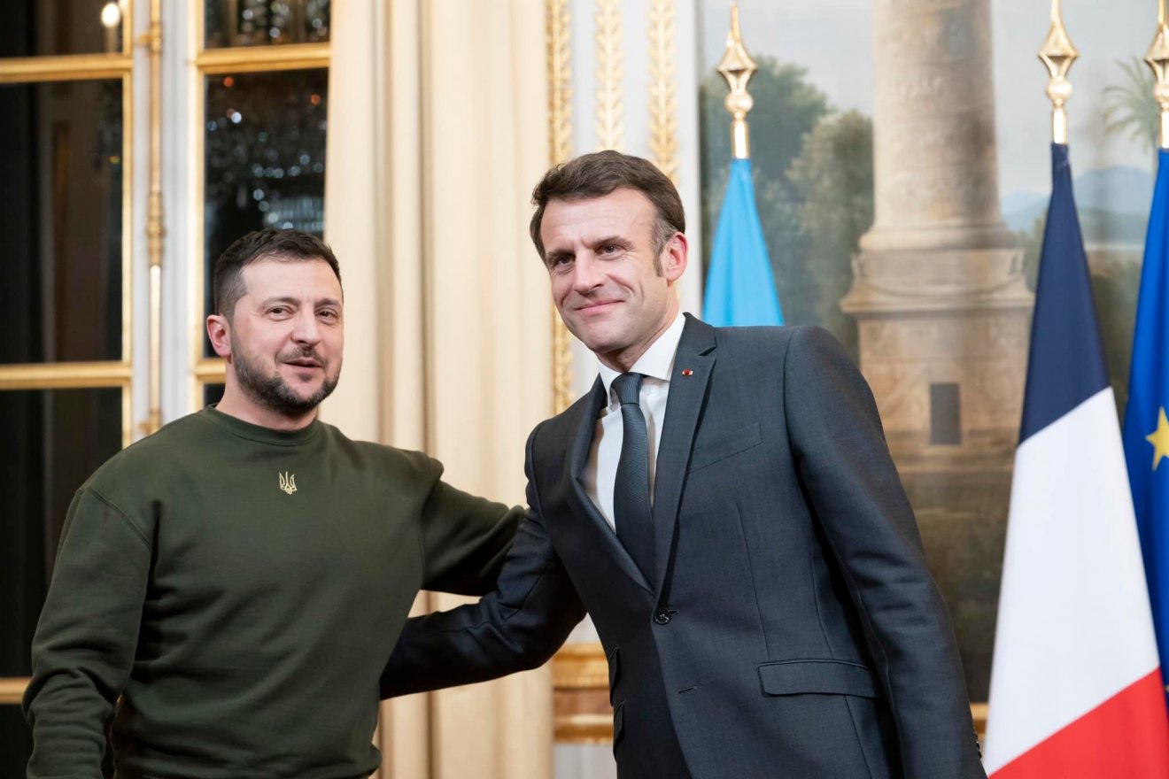 Volodimir Zelenszkij és Emmanuel Macron. A francia államfő szerint fokozni kell a nyugati fegyveres támogatást Ukrajna számára •  Fotó: Emmanuel Macron/Facebook
