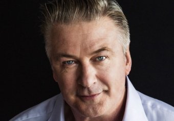 Gondatlanságból elkövetett emberölés miatt emeltek vádat Alec Baldwin és a fegyverekért felelős kelléktáros ellen
