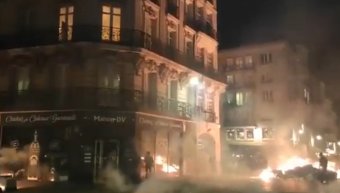 Utcai összecsapások Franciaországban, miután a kormány nem bukott bele a nyugdíjkorhatár parlamenti szavazás nélküli emelésébe