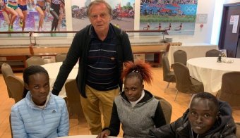 Szentgyörgyről Kenyába: erdélyi magyar sikeredző áll a honosított romániai atléták, olimpikon mögött