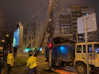 Nem tetszenek a temesvári önkormányzatnak a városképet rondító kábelek, önkényesen levágják azokat