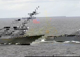 Kína távozásra szólított egy amerikai rombolót, amely behajózott a Dél-kínai-tenger sajátjának tartott részére – Az USA cáfol