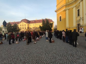 Idén is népszerű volt a bazilika és a püspöki palota előtti szabadtéri ételszentelés Nagyváradon