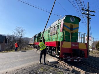Malőr a Kárpátalja és Máramaros között újrainduló járaton: túl magas volt a mozdony, rúddal kellett megemelni a vezetékeket