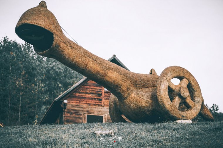 A háború kitörésének egyéves évfordulóján a békét hirdeti a magyarfenesi Arkhai szoborpark harangja