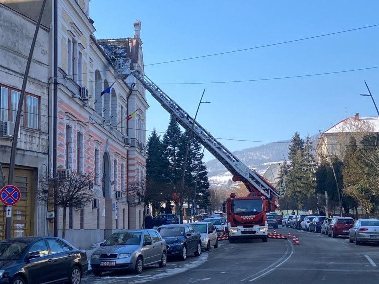 Tömbház tetejéről levált fémlemez zuhant egy gyermekre Déván