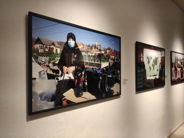 „Megérint a szeretet, ami a képeiről sugárzik” – Korniss Péter fotóművész 55 éves munkásságáról nyílt tárlat Pesten