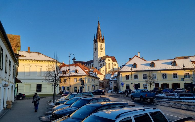 Több mint húsz autót karcolt meg egy férfi, amiért a járdán parkoltak Nagyszebenben