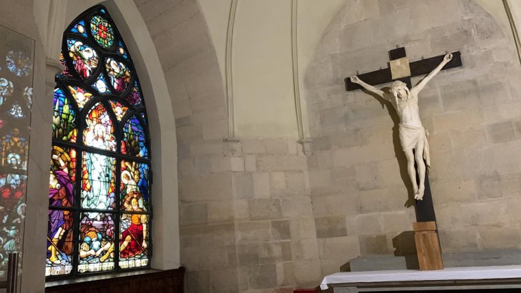 Restaurálták a kolozsvári Szent Mihály-templom augusztusban vascsővel megrongált, festett üvegablakát
