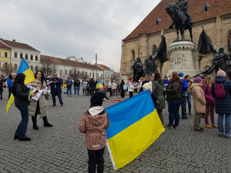 Mátyás király szobra köré gyűlve sürgették a békét ukrán menekültek és kolozsvári polgárok