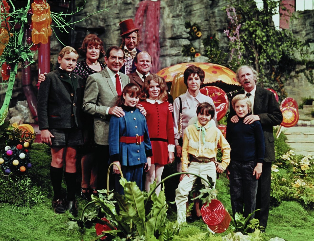 A Charlie és a csokoládégyár című, 2005-ös film szereplőgárdája. A nagysikerű történetet Roald Dahl írta •  Fotó: Warner Bros. Entertainment