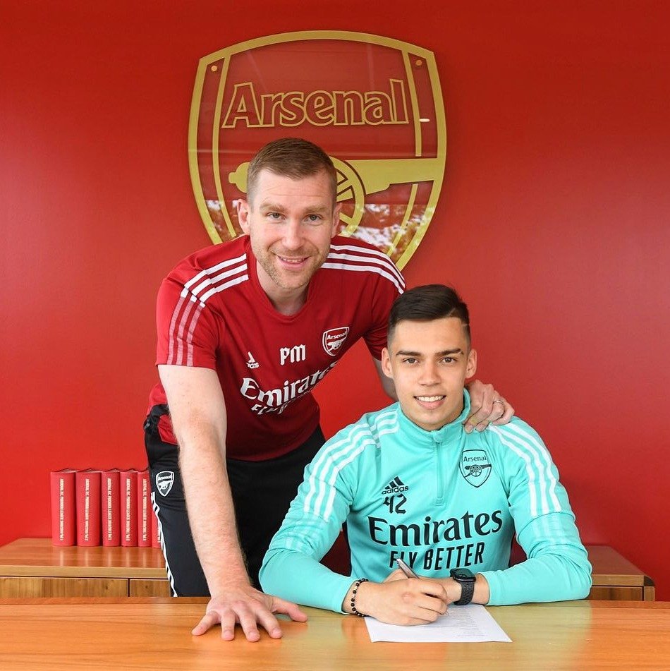 Per Mertesacker és a román játékos a tavalyi szerződéshosszabbításkor •  Fotó: Facebook/Cătălin Cîrjan