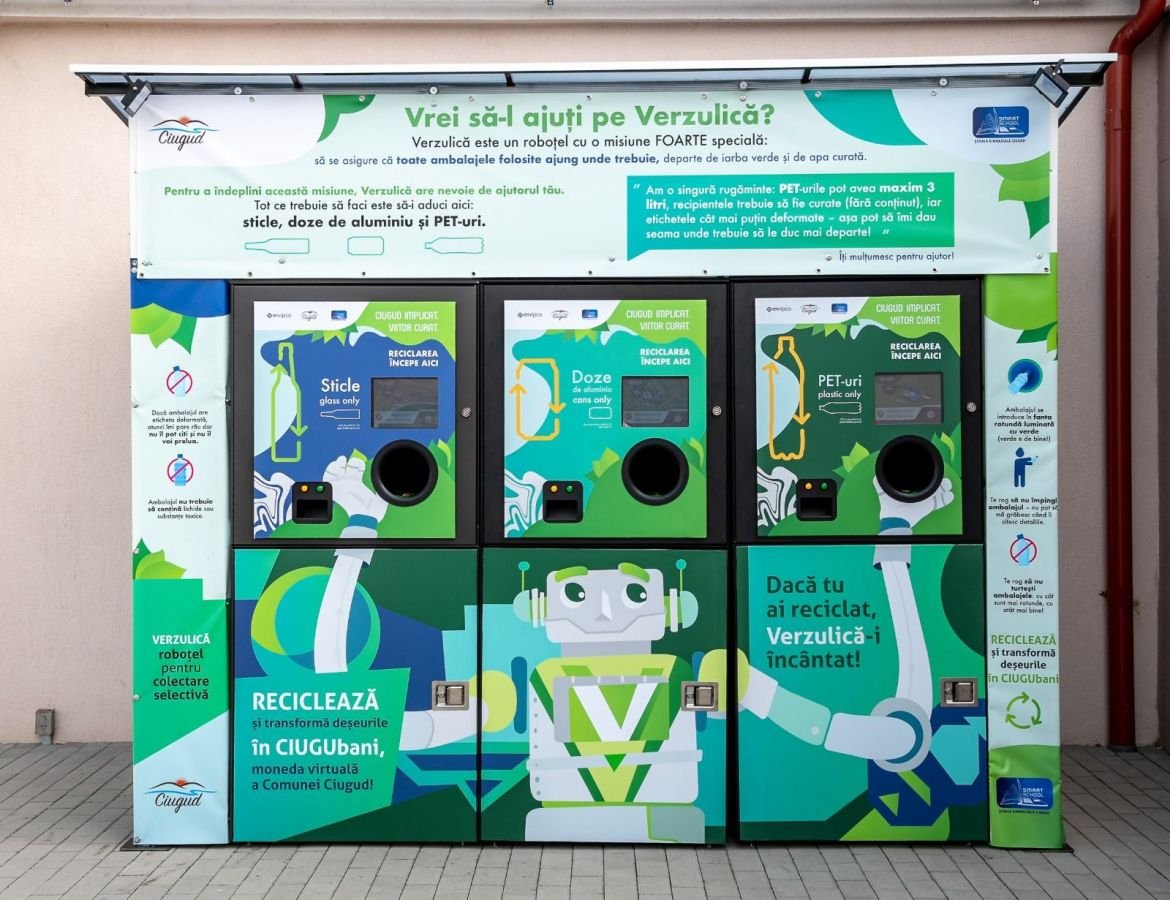 Verzulică (Zöldike), a helyi virtuális pénznemmel fizető újrahasznosító automata •  Fotó: Primariaciugud.ro