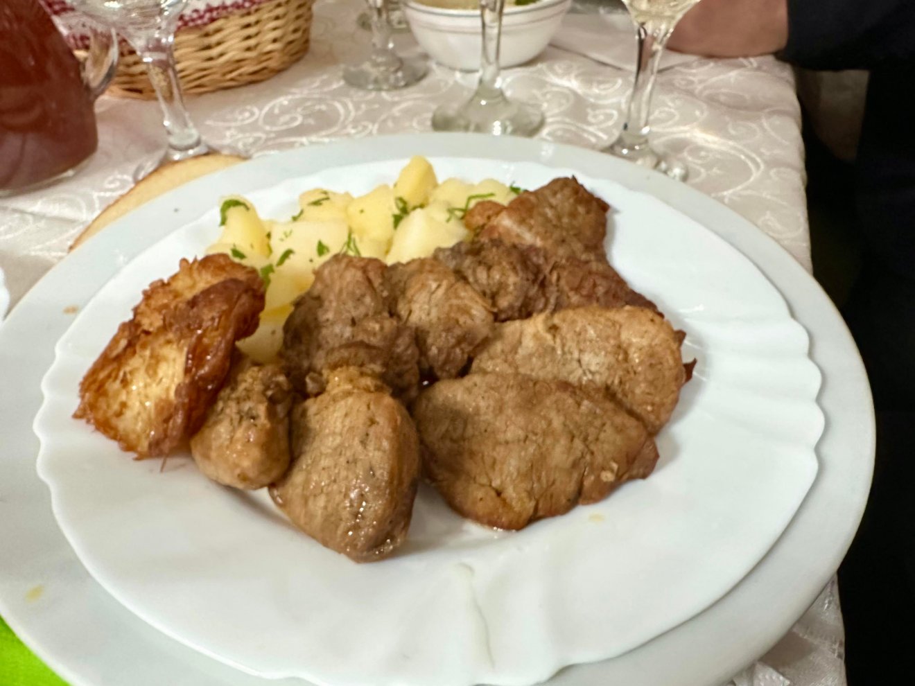 Sertésérme rántott almakarikával. Jókai leírta, hogy ilyen ételt Petőfi is evett, sőt, azt is tudjuk, hogy ez volt a Pilvaxban a legtöbb ideig az étlapon szereplő étel •  Fotó: Fehér Attila/Facebook