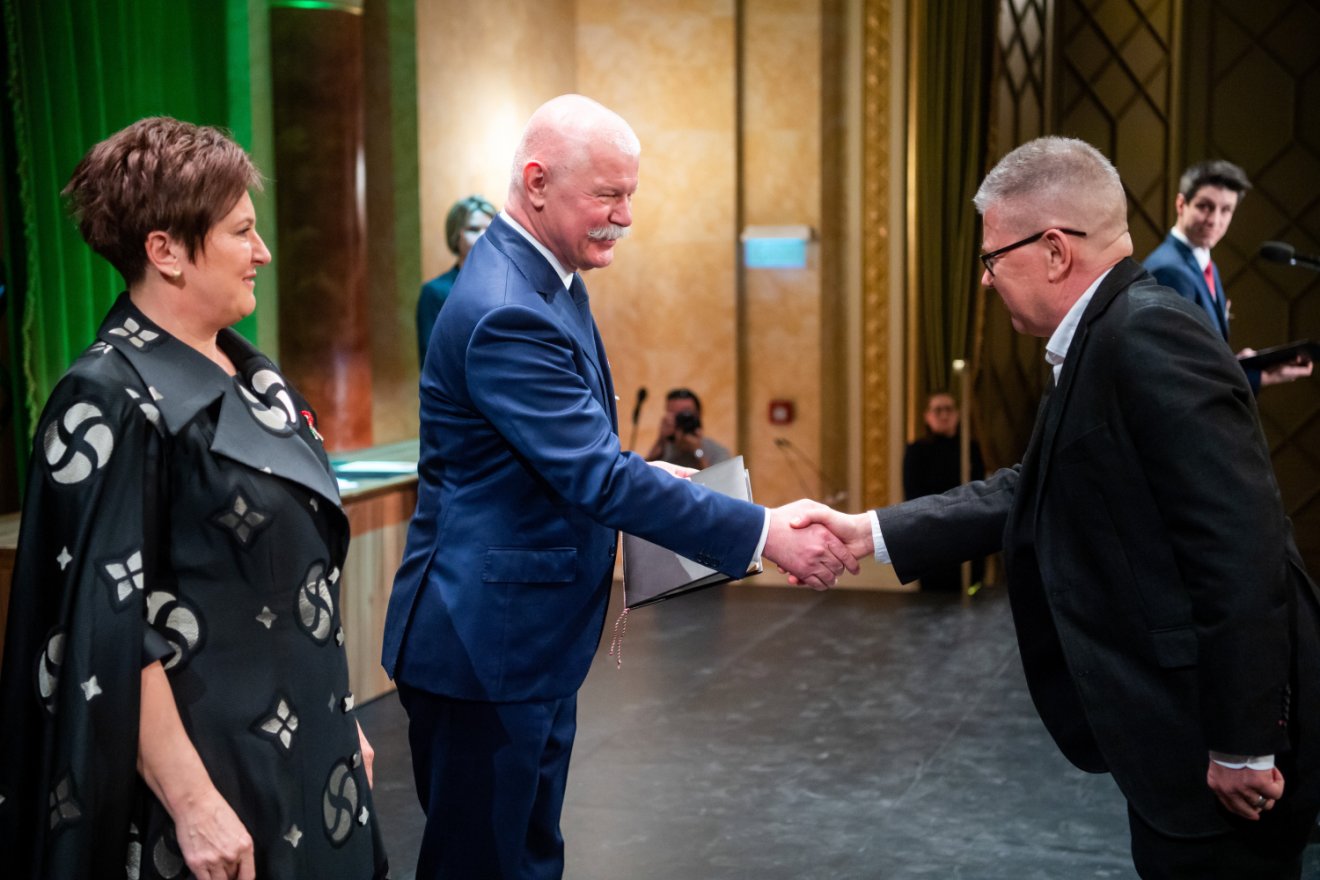 Csák János kulturális és innovációs miniszter (középen) átadja a Magyarország Babérkoszorúja díjat Fekete Vince József Attila-díjas költőnek, a Magyar Művészeti Akadémia rendes tagjának •  Fotó: MTI/Balogh Zoltán
