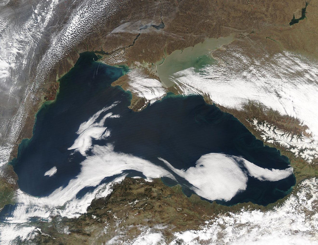 Az incidens a Fekete-tenger felett történt (archív műholdkép) •  Fotó: Jeff Schmaltz/NASA/GSFC/Wikipédia