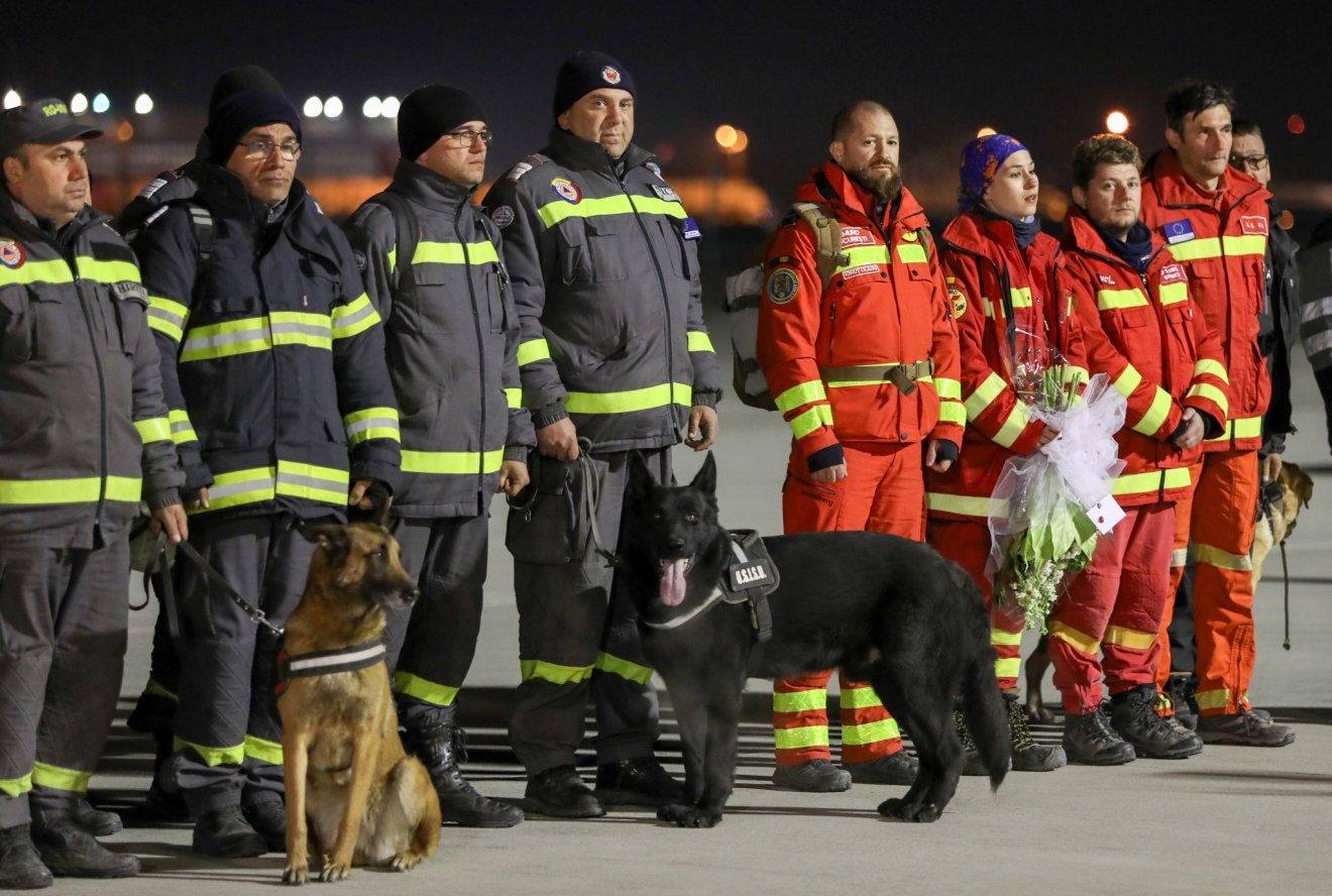 A törökországi román mentőcsapat néhány tagja •  Fotó: IGSU