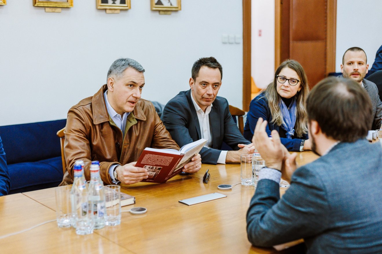 A magyar kormány tagja Markó Bálint rektorhelyettessel, Csoma Botond parlamenti képviselővel és Oláh Emese alpolgármesterrel a BBTE-n •  Fotó: Csoma Botond/Facebook