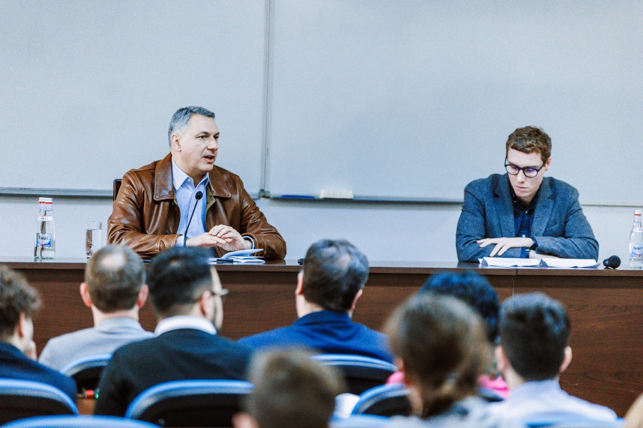 Lázár János egyetemi hallgatók előtt beszél, Rácz Béla Gergely közgazdász, a BBTE Közgazdaság- és Gazdálkodástudományi Kara oktatójának moderálásával •  Fotó: Csoma Botond/Facebook