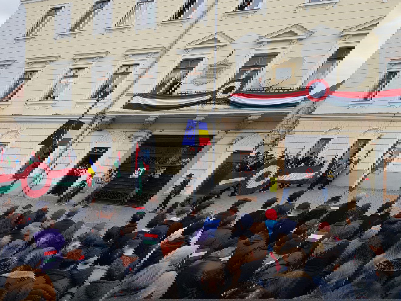 Diák szaval a Bem József-emléktáblával ellátott Teleki-ház erkélyén •  Fotó: Rostás Szabolcs