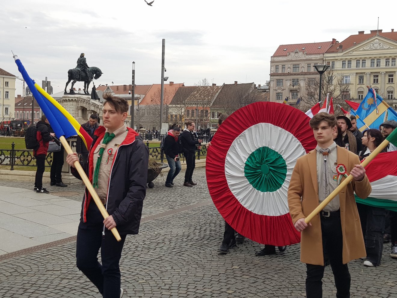 Itt már birtokba vette a kincses város Főterét a magyarok tömege •  Fotó: Rostás Szabolcs