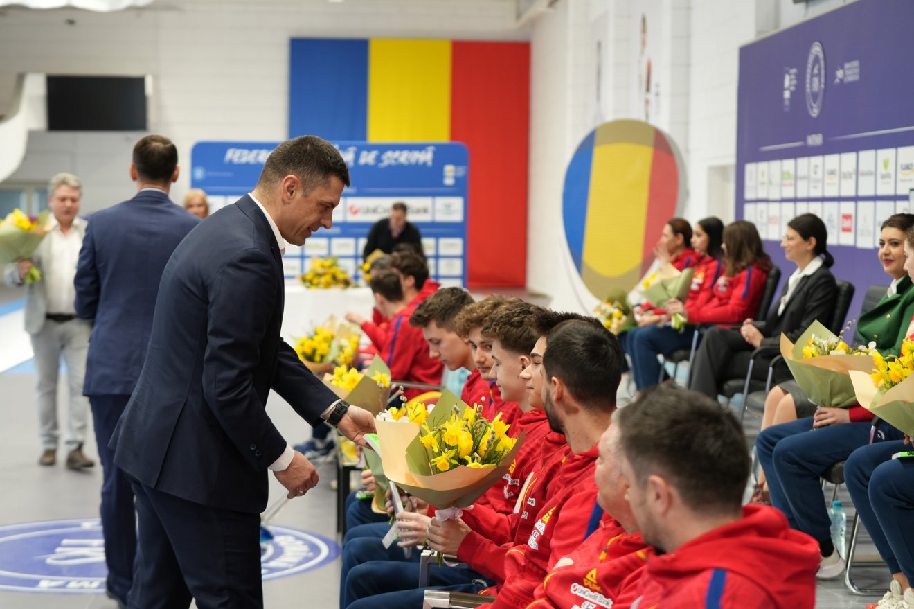 Novák Károly sportminiszter gratulál a szép eredményt elért román vívótehetségeknek •  Fotó: Novák Károly Eduárd/Facebook