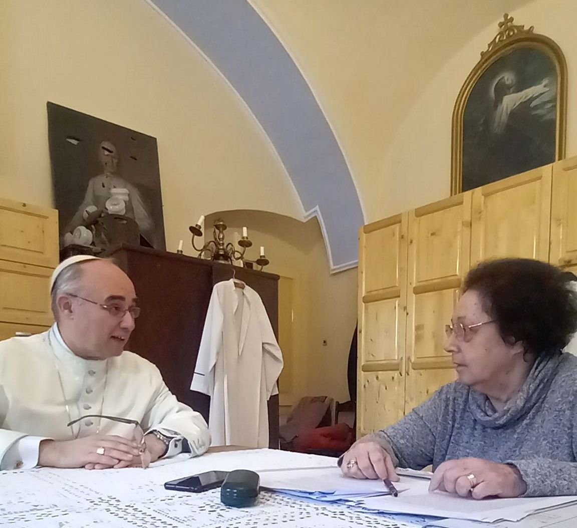 A kötet szerzői: Fejes Rudolf Anzelm premontrei apát és Molnár Judit, a Krónika volt munkatársa •  Fotó: Váradi Törzsasztal