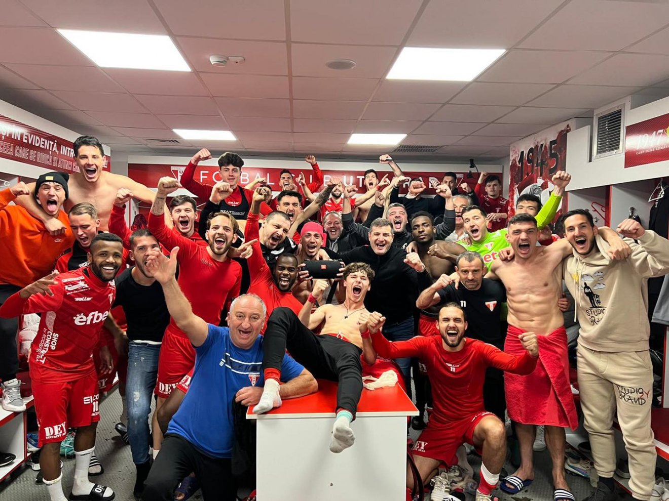 Nagy volt az ünneplés az aradi öltözőben az FCSB legyőzése után •  Fotó: Facebook/ UTA Arad