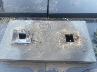 Nyomoz a rendőrség Jecza Péter szobrászművész temesvári sírjának meggyalázása ügyében