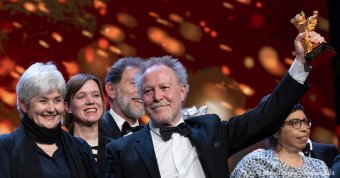 A Szajnán működő pszichiátriai beteggondozó világát bemutató francia dokumentumfilm nyerte az Arany Medvét