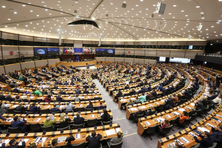 Felmérés: a PSD-t nehéz utolérni, továbbra is jól állnak a szélsőséges pártok, Șoșoacă pártja megelőzi az RMDSZ-t