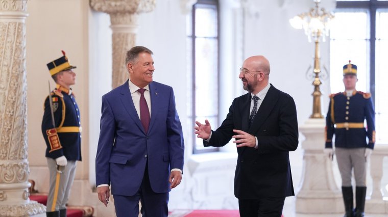 Bukaresti vágyálmok: Iohannisszal hárítanák el a brüsszeli „Orbán-veszélyt” a román liberálisok
