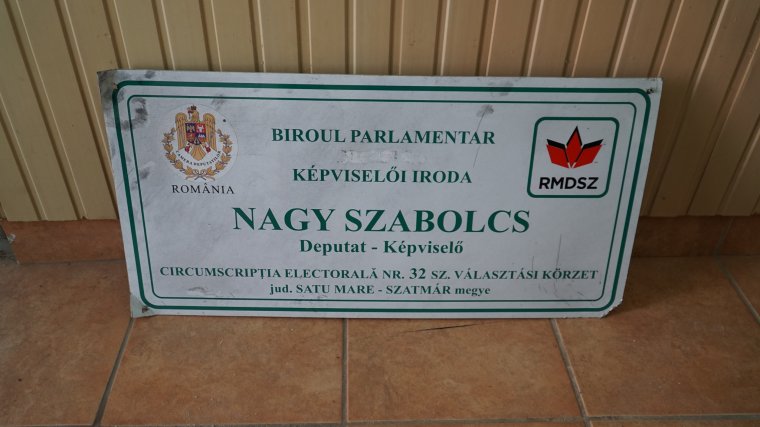 Megrongálták a kétnyelvű táblát a szatmári RMDSZ-es képviselő tasnádi irodáján