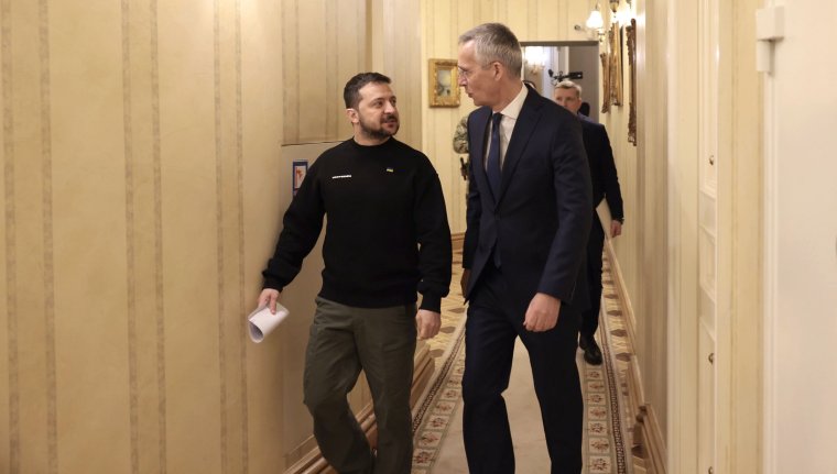 Orosz várost bombázott egy orosz harci repülőgép – Stoltenberg szerint Ukrajna helye a NATO-ban van