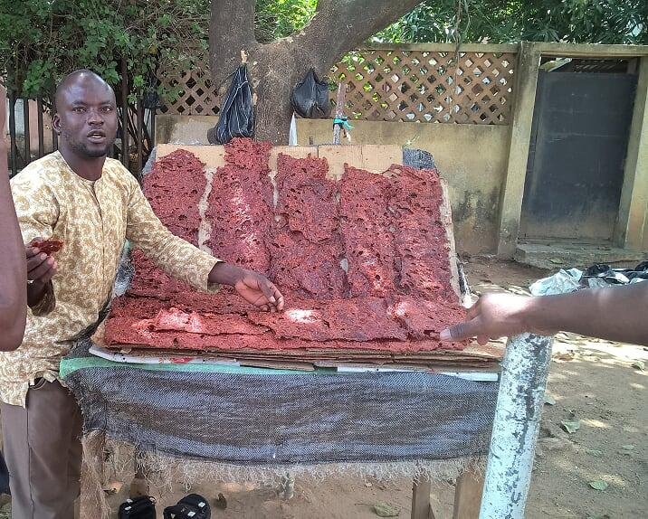 Más tájakon más számít természetesnek. Szárított húst árusító férfi Abuja (Nigéria) utcáin, 2018. •  Fotó: Csatlós Lehel