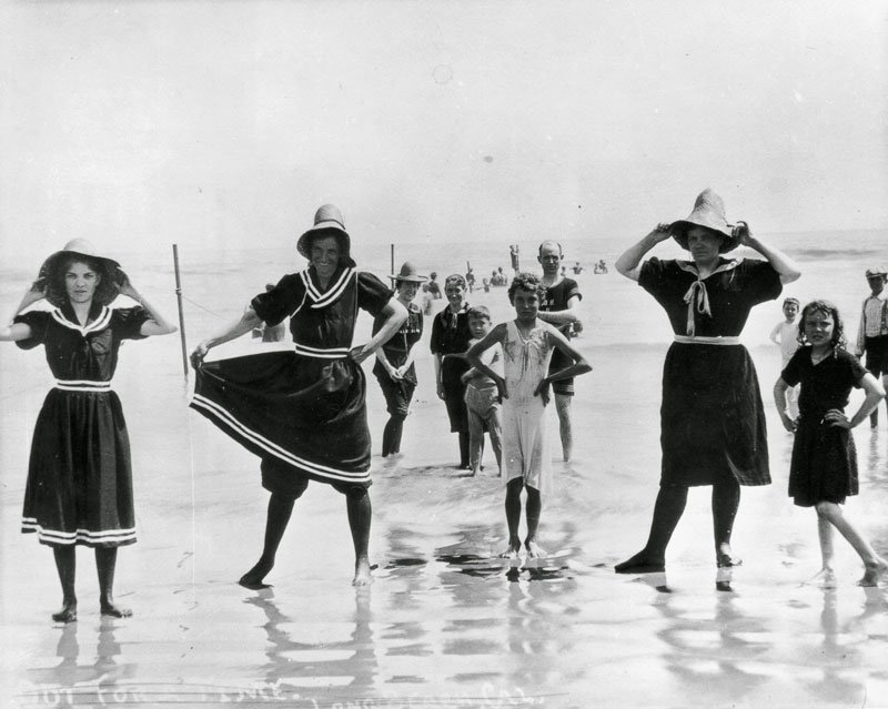 Valaha teljesen más volt a fürdőruha. Vakációzók fürdőruhában pózolnak az óceán partján, Santa Monica, Kalifornia, 1890 körül. Ismeretlen fotós. •  Fotó: time.com