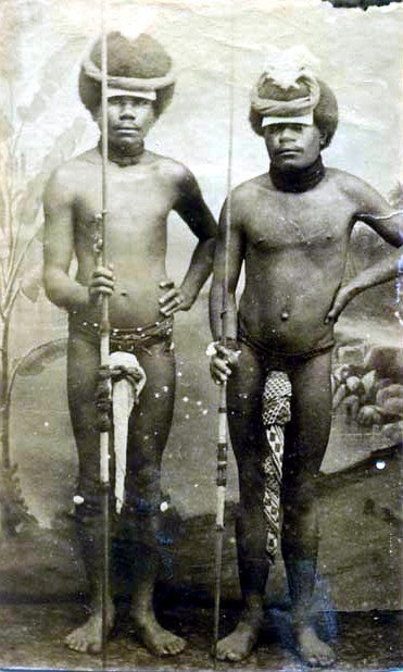 Számunkra furának tűnő szokás a világ másik részén, másik korszakban. Két kanak harcos pénisztokkal és lándzsával, Új-Kaledónia, 1880 körül. Ismeretlen fotós. •  Fotó: Wikimedia
