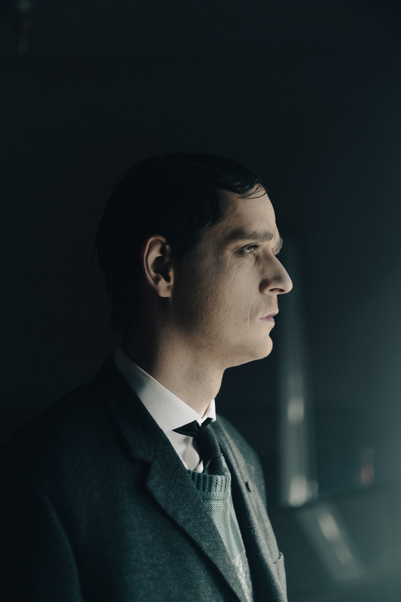 Gregor Samsa szerepét Tőtős Ádám játssza az Én, a féreg című előadásban •  Fotó: Szigligeti Színház/Facebook